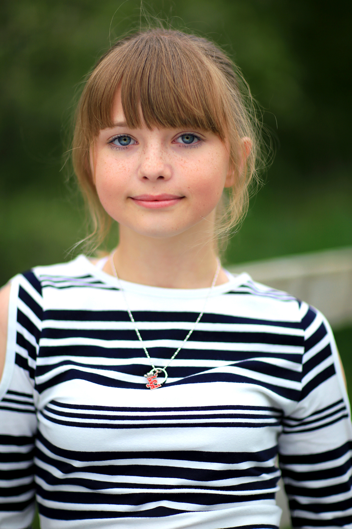 Location on meadows: Lifestyle portrait of teenager