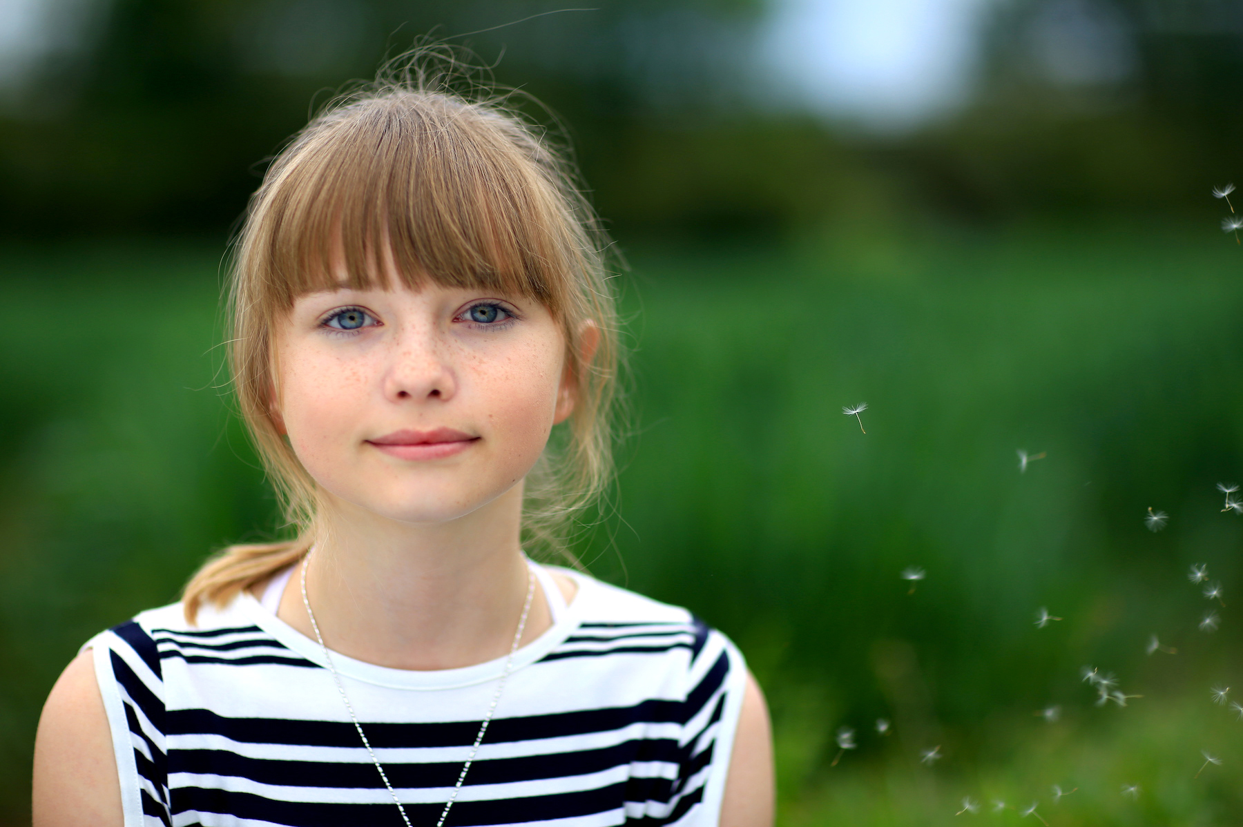 Location on meadows: Lifestyle portrait of teenager